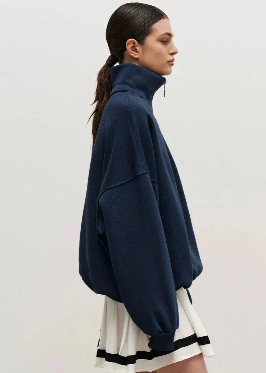 Pull à fermeture éclair bleu marine, coupe décontractée, tissu doux pour un confort optimal.