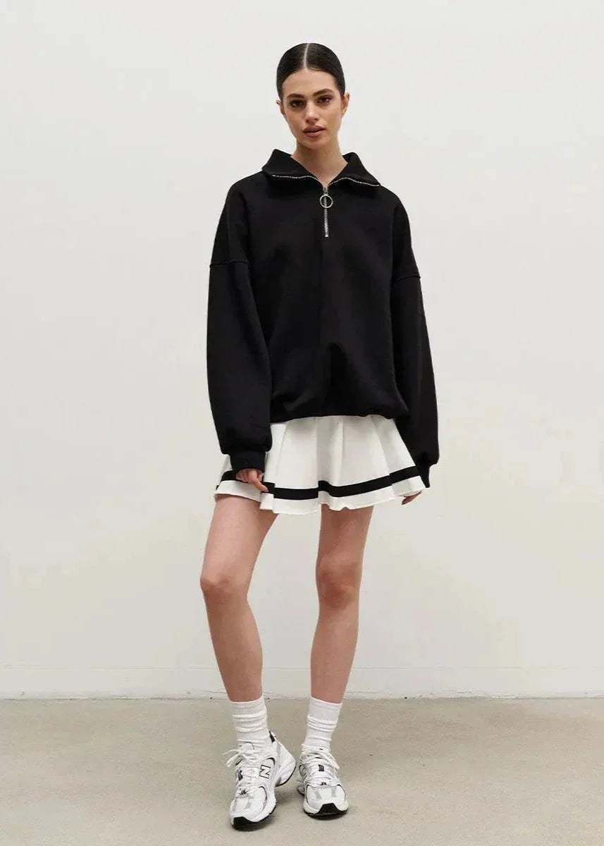 Marineblauer Pulli mit Zipper, lockere Passform, aus weichem Baumwollmix, ideal für lässige Anlässe.