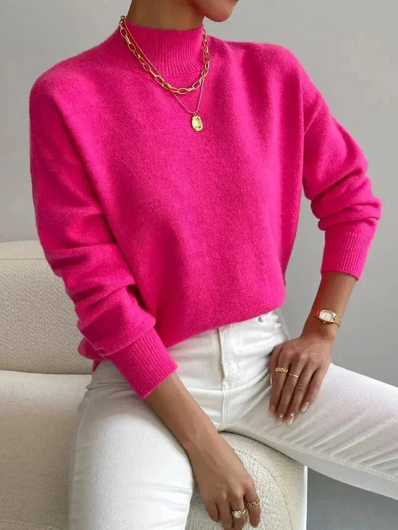 Pull féminin rose clair, col montant, tissu extensible, manches longues.