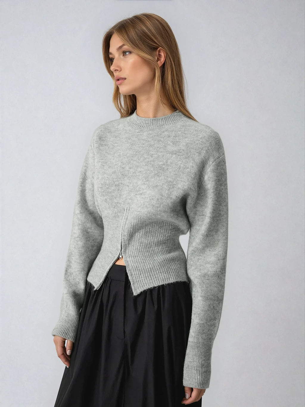 Pull gris femme avec demi-zip, manches longues et tissu tricoté doux.