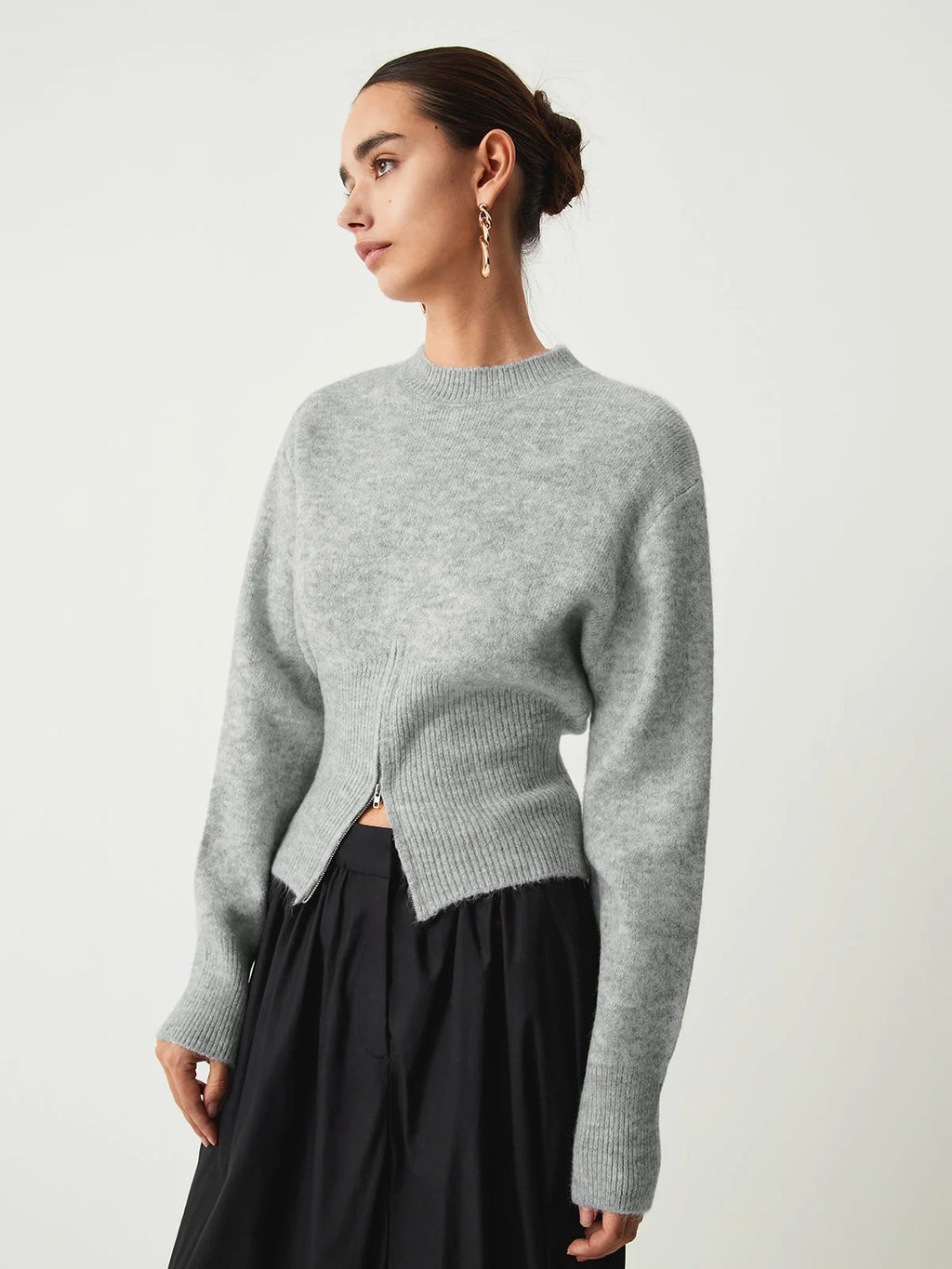 Pull gris femme avec demi-zip, manches longues, en tissu doux et respirant.