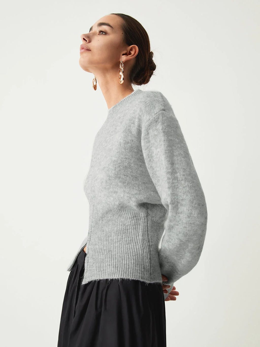 Pull gris femme avec demi-zip, manches longues et tissu doux pour un confort optimal.