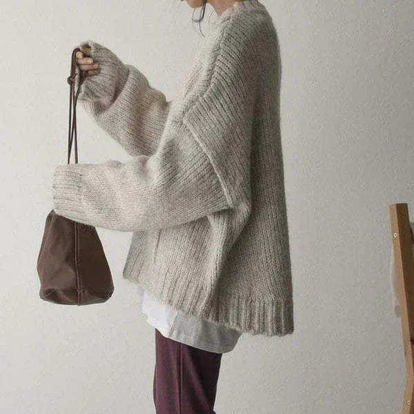 Pull oversize gris femme avec poche, en matière douce et respirante, idéal pour des tenues décontractées.