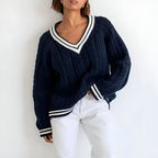 Blauer, oversize Pullover mit V-Ausschnitt für Frauen, aus weichem Material mit gedrehten Details für lässigen Stil.