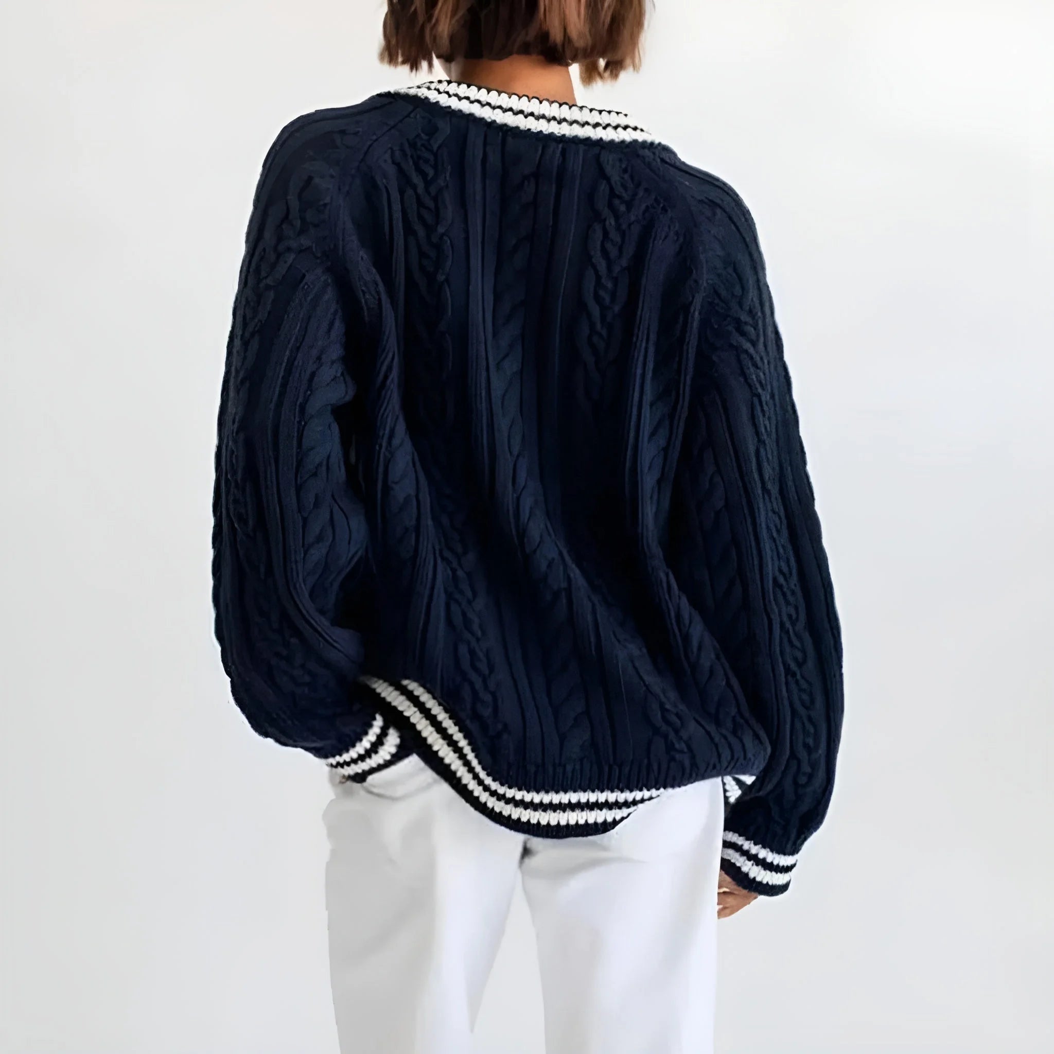 Oversized Damen-Pullover in Marine mit V-Ausschnitt und gedrehtem Design, aus bequemer, weicher Baumwollmischung.