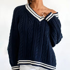 Oversize Pullover für Frauen in Marineblau mit V-Ausschnitt und doppeltem Zopfstrickmuster aus weichem Baumwollgemisch.