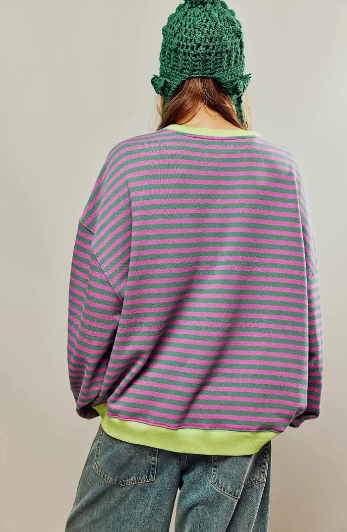 Pull rayé femme en coupe ample, en mélange de coton léger, coloris vert et rose, parfait pour des tenues décontractées.