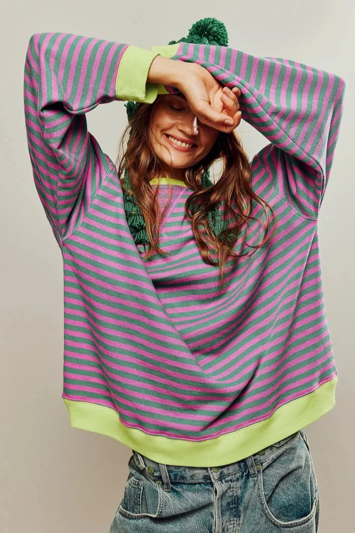 Pull décontracté femme rayé vert et rose, coupe ample, en mélange de coton, avec col rond.