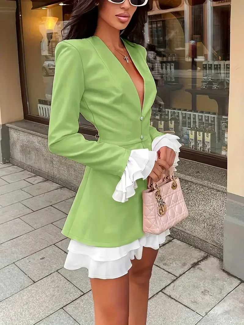 Robe blazer courte à volants, tissu léger, boutons classiques, parfaite pour des soirées élégantes et décontractées.