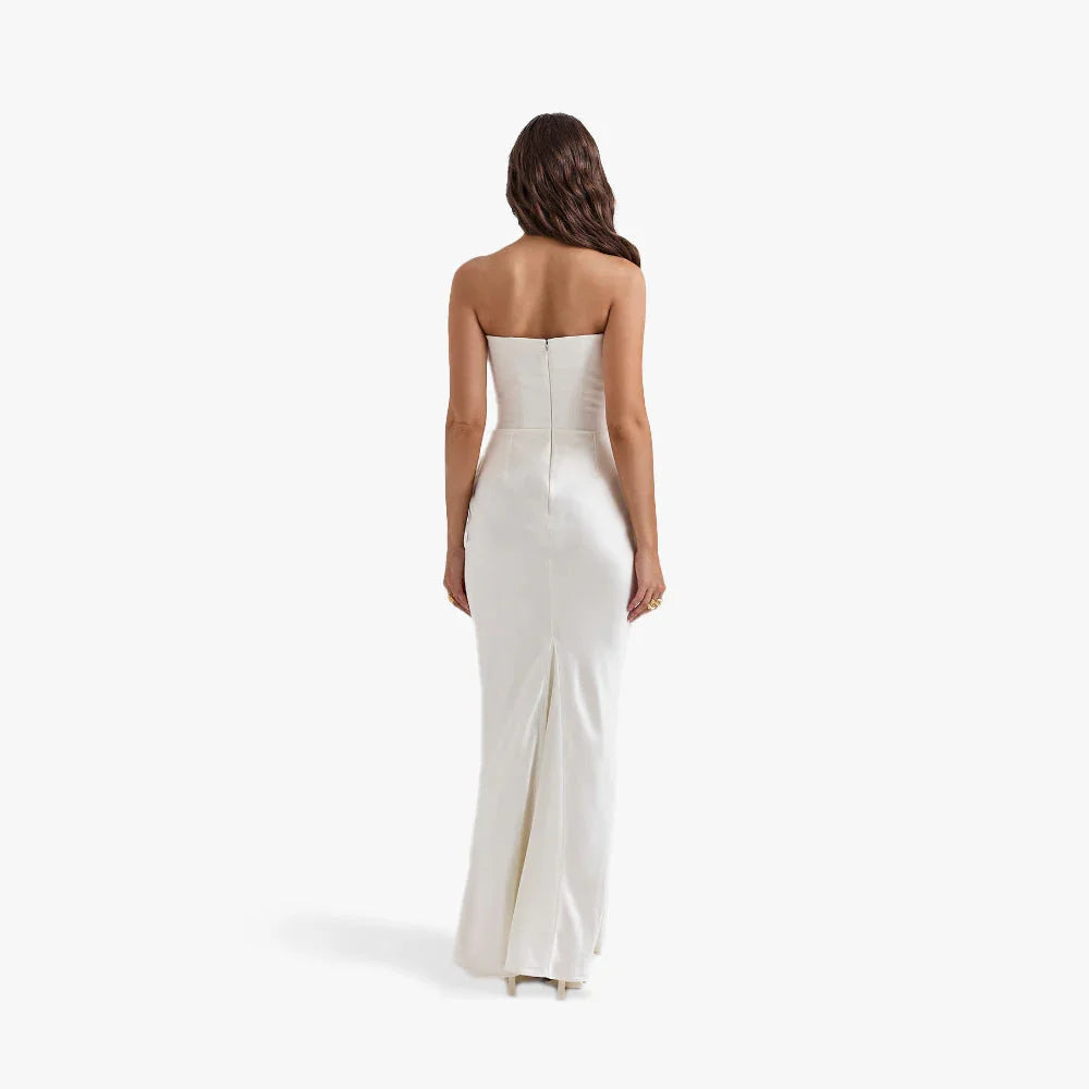 Robe bustier longue femme en tissu léger, avec des détails drapés raffinés et un décolleté élégant pour un style intemporel.