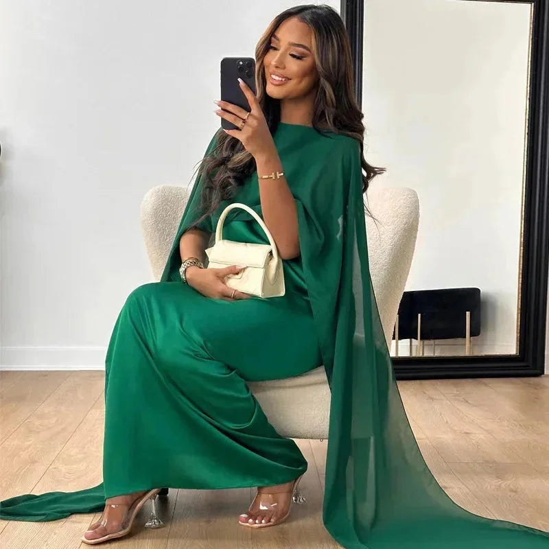 Robe maxi femme rose, coupe fluide avec design cape, en tissu respirant pour un confort optimal.