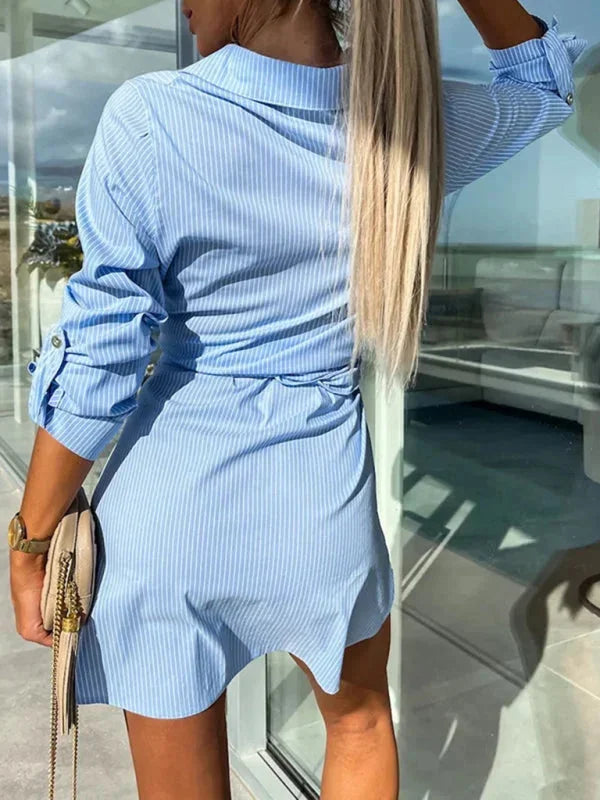 Robe chemise courte en coton, ceinturée avec manches réglables, idéale pour le bureau ou un usage quotidien.