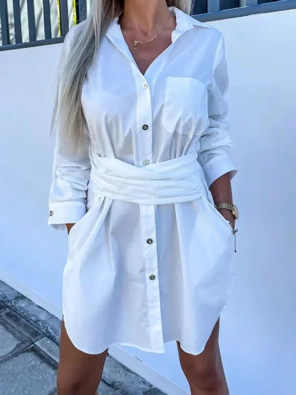 Robe chemise courte en coton, ceinturée avec manches réglables, idéale pour le bureau ou une tenue décontractée.