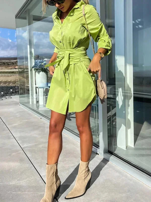 Robe chemise courte en tissu léger, ceinturée, avec manches réglables, idéale pour le bureau ou le quotidien.