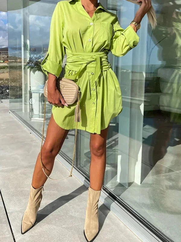 Robe chemise courte ceinturée en coton léger, avec manches réglables, idéale pour le bureau ou un usage quotidien.