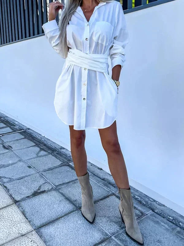 Robe chemise courte en coton, ceinturée, manches réglables, idéale pour le bureau ou une tenue quotidienne.