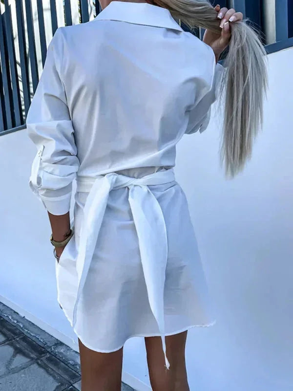 Robe chemise courte en coton, ceinturée, manches ajustables, idéale pour le bureau ou un look quotidien décontracté.