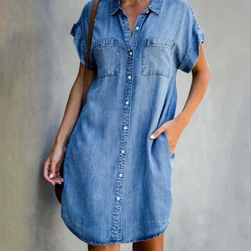 Robe chemise en denim léger avec boutons avant, poches et manches courtes, idéale pour un look quotidien décontracté.