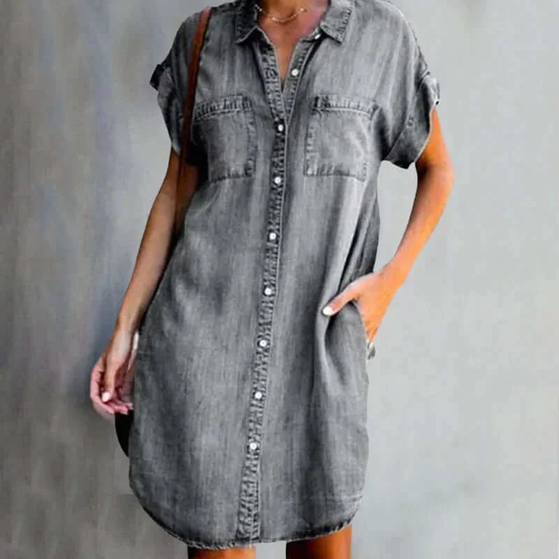 Robe chemise en denim léger avec boutons avant, poches et manches courtes, idéale pour un look décontracté au quotidien.