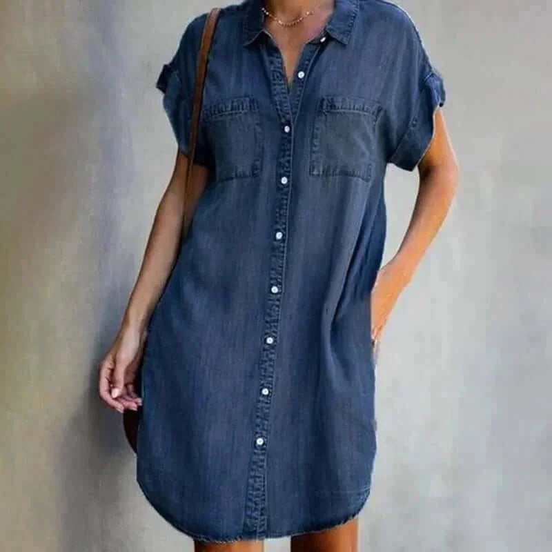 Robe chemise en denim léger, avec boutons avant, poches et manches courtes, parfaite pour un usage quotidien.