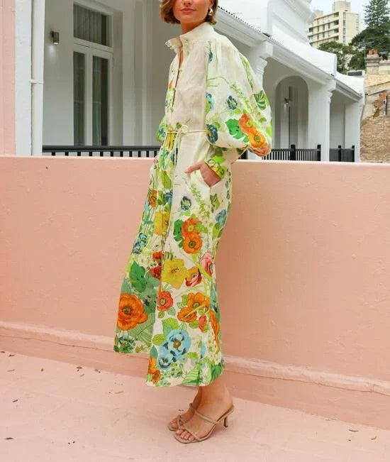 Robe chemise midi fluide à manches bouffantes avec un imprimé floral coloré, parfaite pour les soirées printanières et…