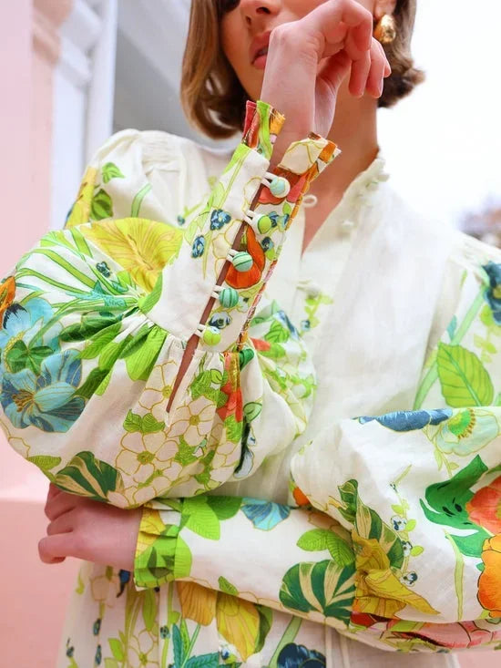 Robe chemise midi fluide avec manches bouffantes, imprimé floral, en tissu léger, idéale pour les soirées printanières.