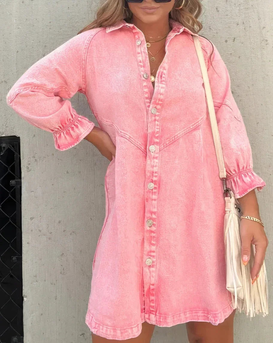 Robe chemise mini en jean, à manches longues et boutons, idéale pour le quotidien avec une coupe confortable et décontractée.