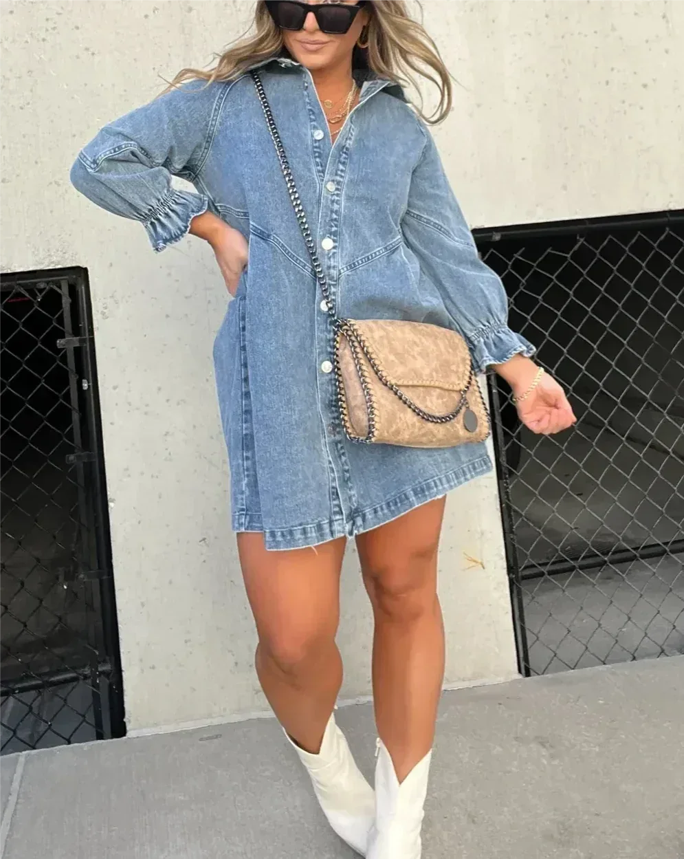 Robe chemise mini en jean à manches longues, avec boutons, idéale pour un look décontracté et confortable au quotidien.