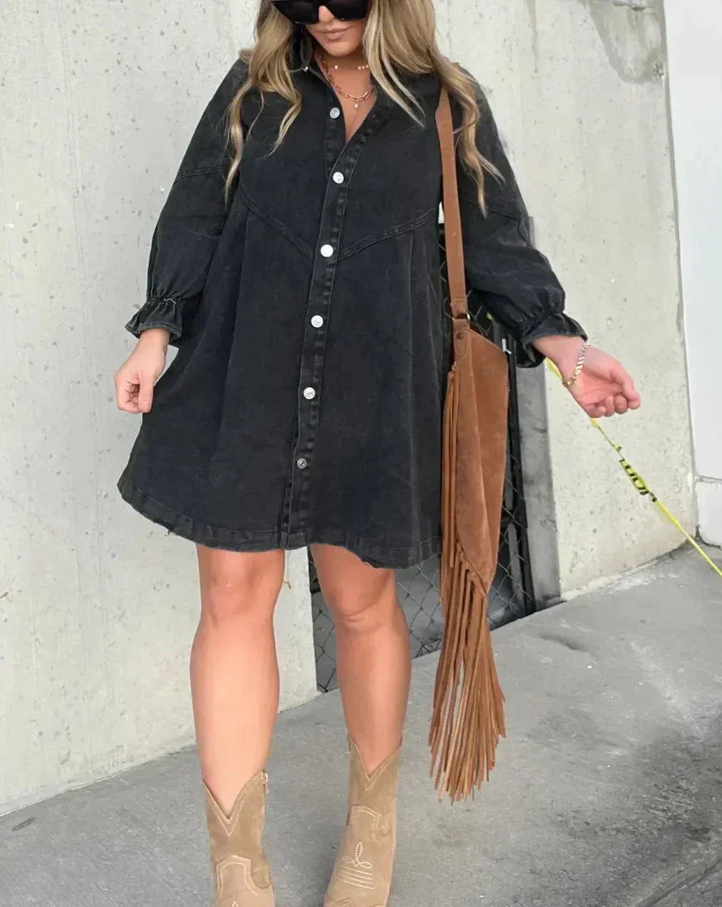 Robe chemise mini en jean, légère, manches longues, boutons sur le devant, idéale pour un look décontracté au quotidien.