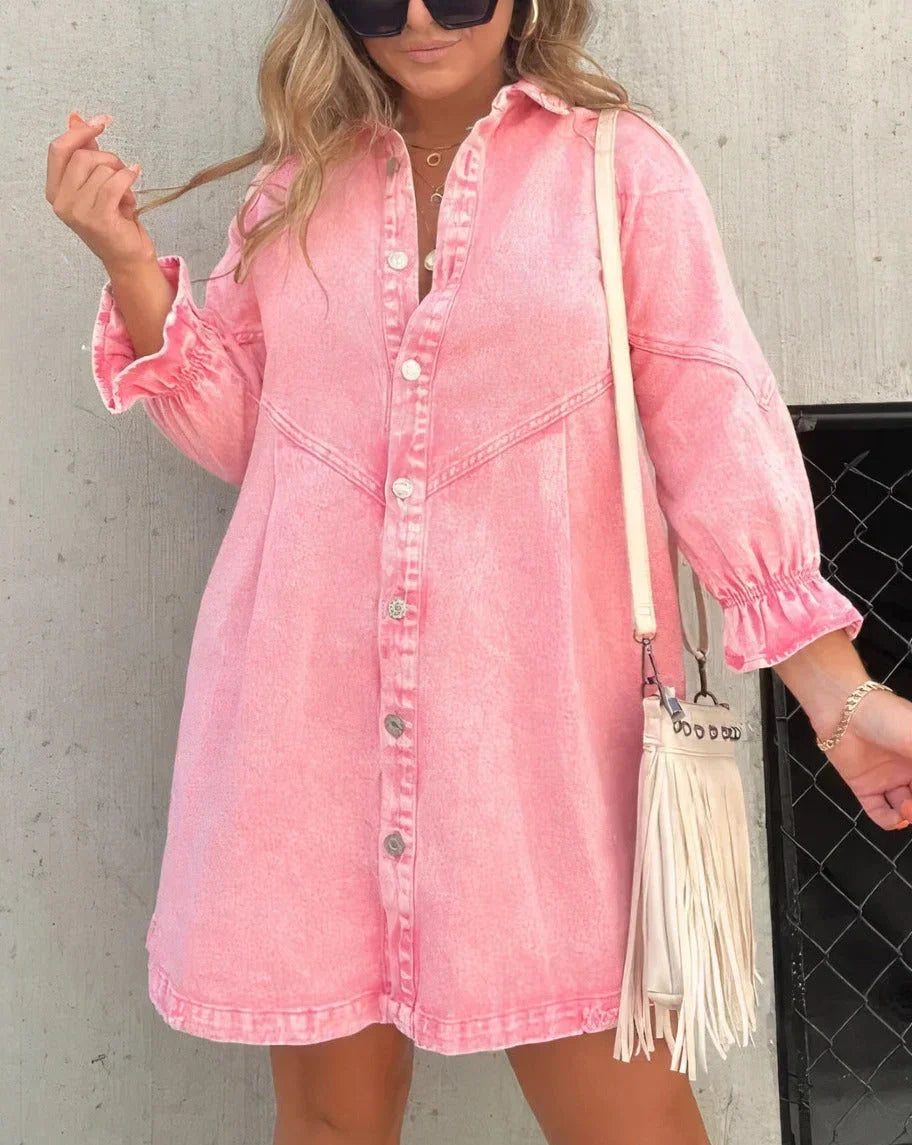 Robe chemise mini en jean à manches longues, conçue avec des boutons et en denim confortable, parfaite pour un look…