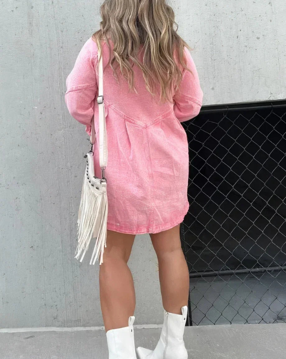 Robe chemise mini en jean, manches longues et boutons, idéale pour un look décontracté quotidien. Matière confortable.