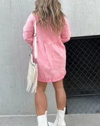 Robe chemise mini en jean, manches longues et boutons, idéale pour un look décontracté quotidien. Matière confortable.