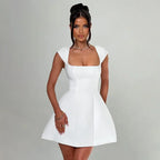 Robe courte blanche en tissu léger, encolure carrée, manches courtes, silhouette ajustée parfaite pour les soirées.