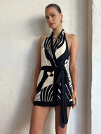 Robe courte cache-cœur sans manches, en tissu léger, imprimée monochrome, idéale pour les soirées d'été.