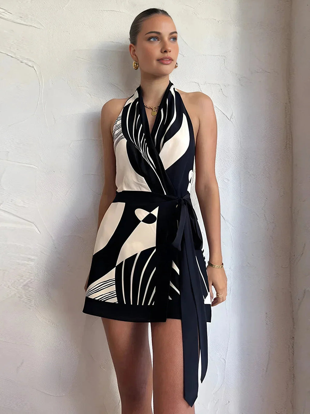 Robe courte sans manches en tissu léger, à imprimé monochrome et design cache-cœur, idéale pour les soirées d'été.