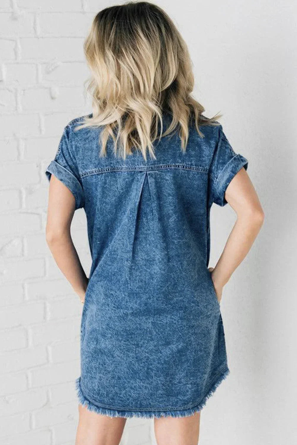 Robe courte en denim bleu, manches courtes, col classique, avec boutons sur le devant, parfaite pour un look décontracté…