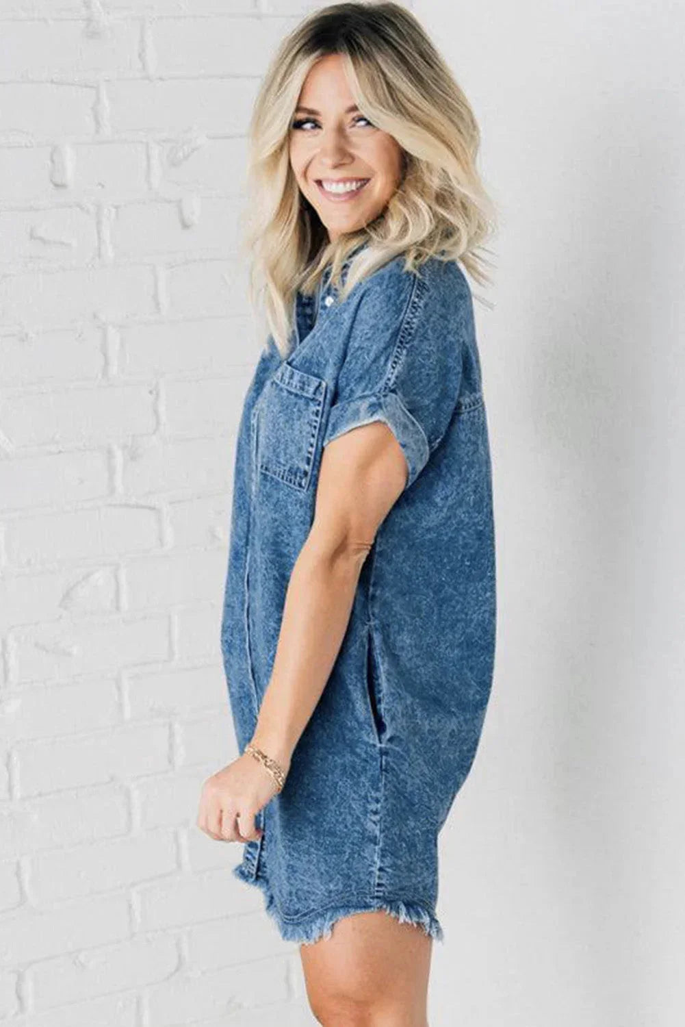 Robe courte en denim bleu, boutons sur le devant, manches courtes, col classique, parfaite pour un look décontracté d'été.
