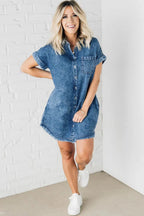 Robe en denim bleu, courte, à boutons, manches courtes et col classique, parfaite pour une tenue estivale décontractée.