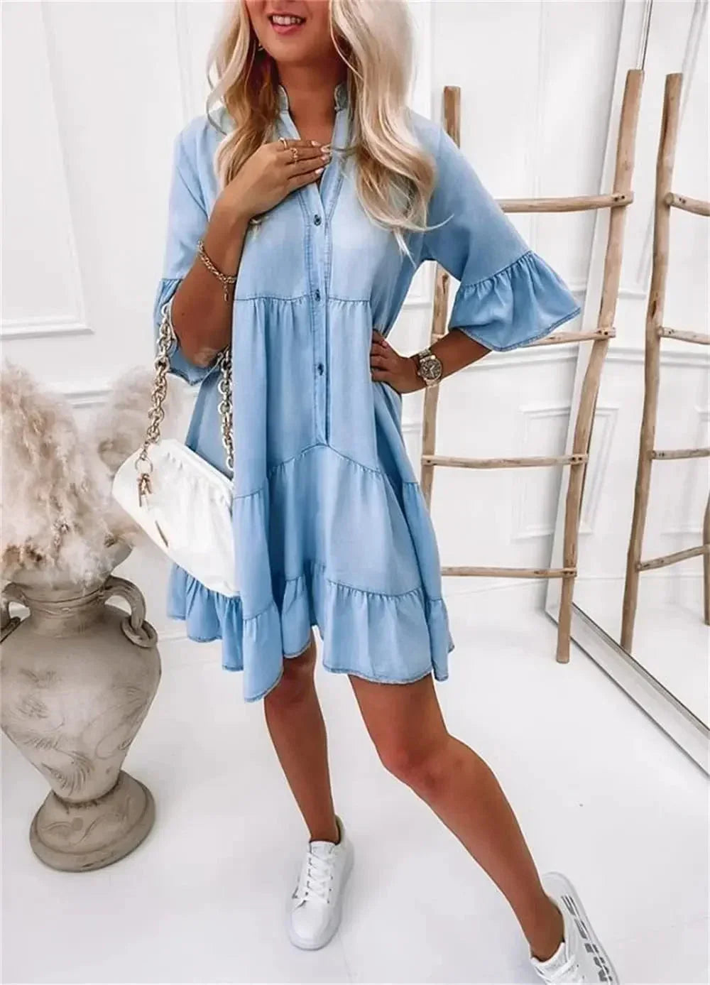 Robe courte en denim bleu clair avec volants et manches trois-quarts, parfaite pour le printemps et l'été.