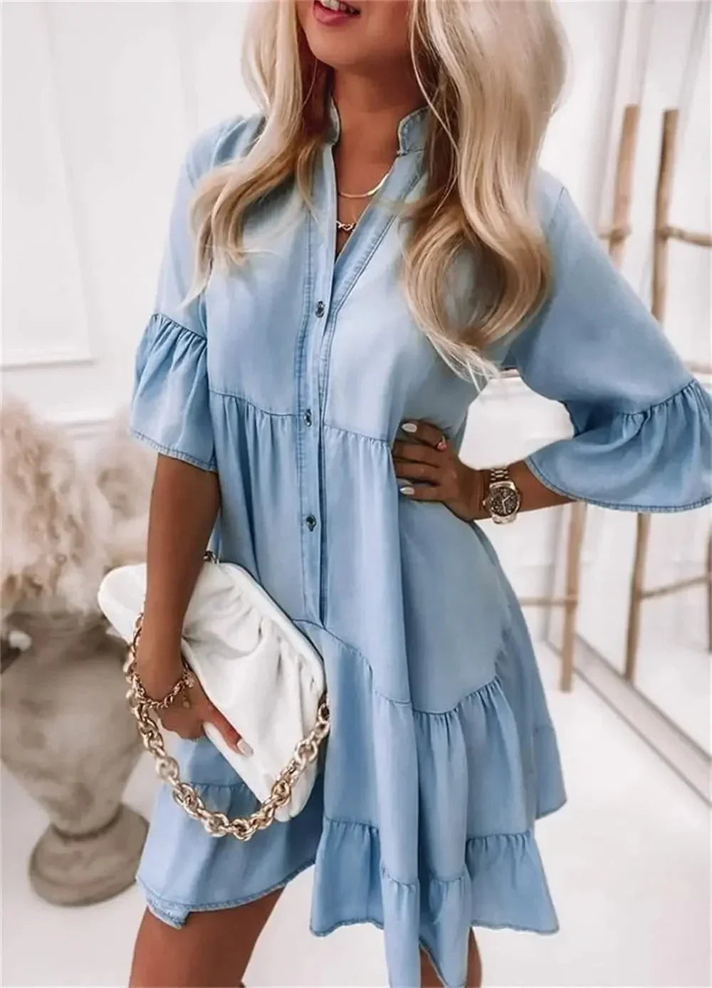 Robe courte en denim bleu clair avec volants et manches trois-quarts, parfaite pour les jours ensoleillés de printemps et…