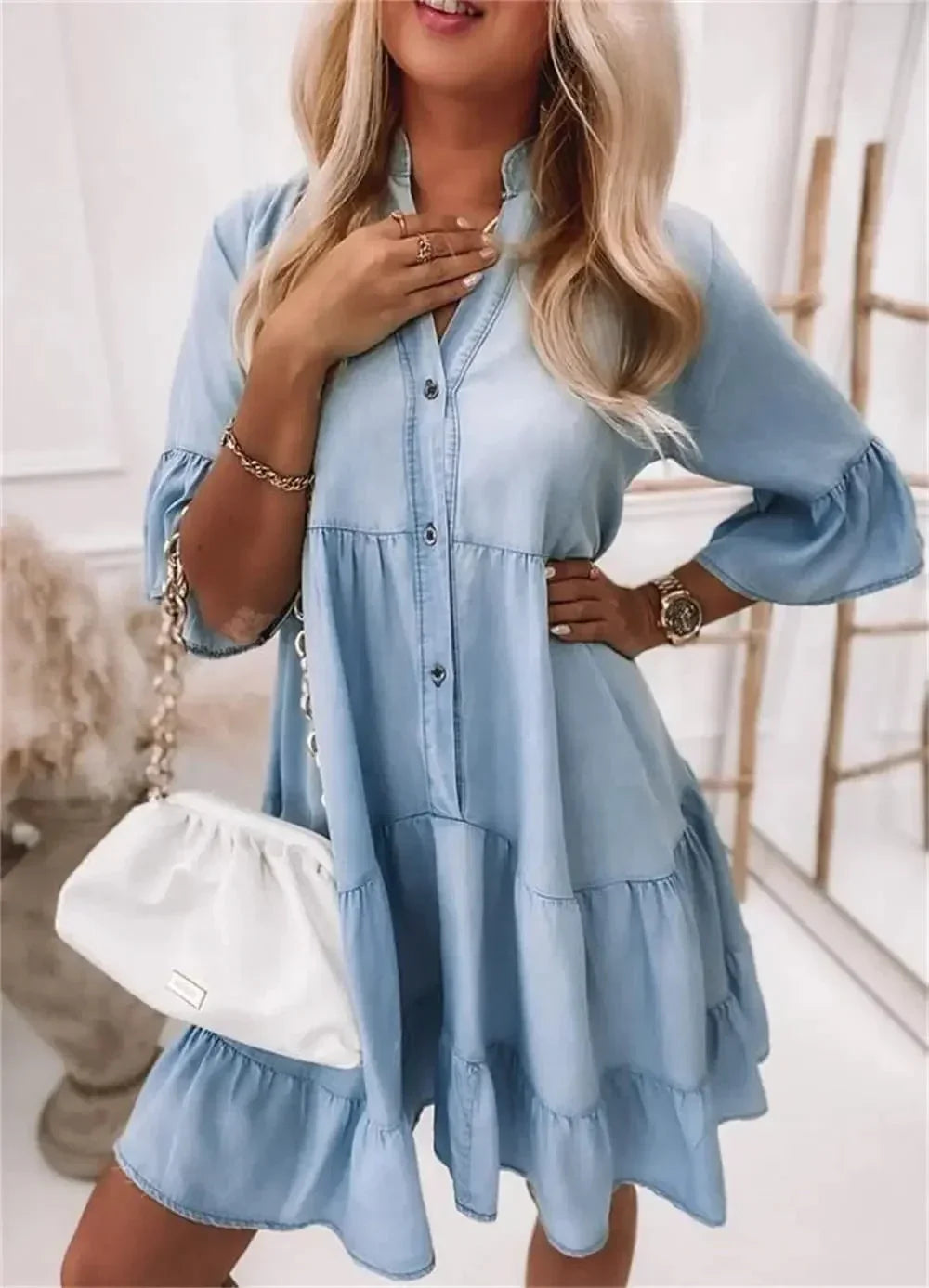Robe courte en denim bleu clair, à volants, manches trois-quarts, parfaite pour les journées printanières et estivales.
