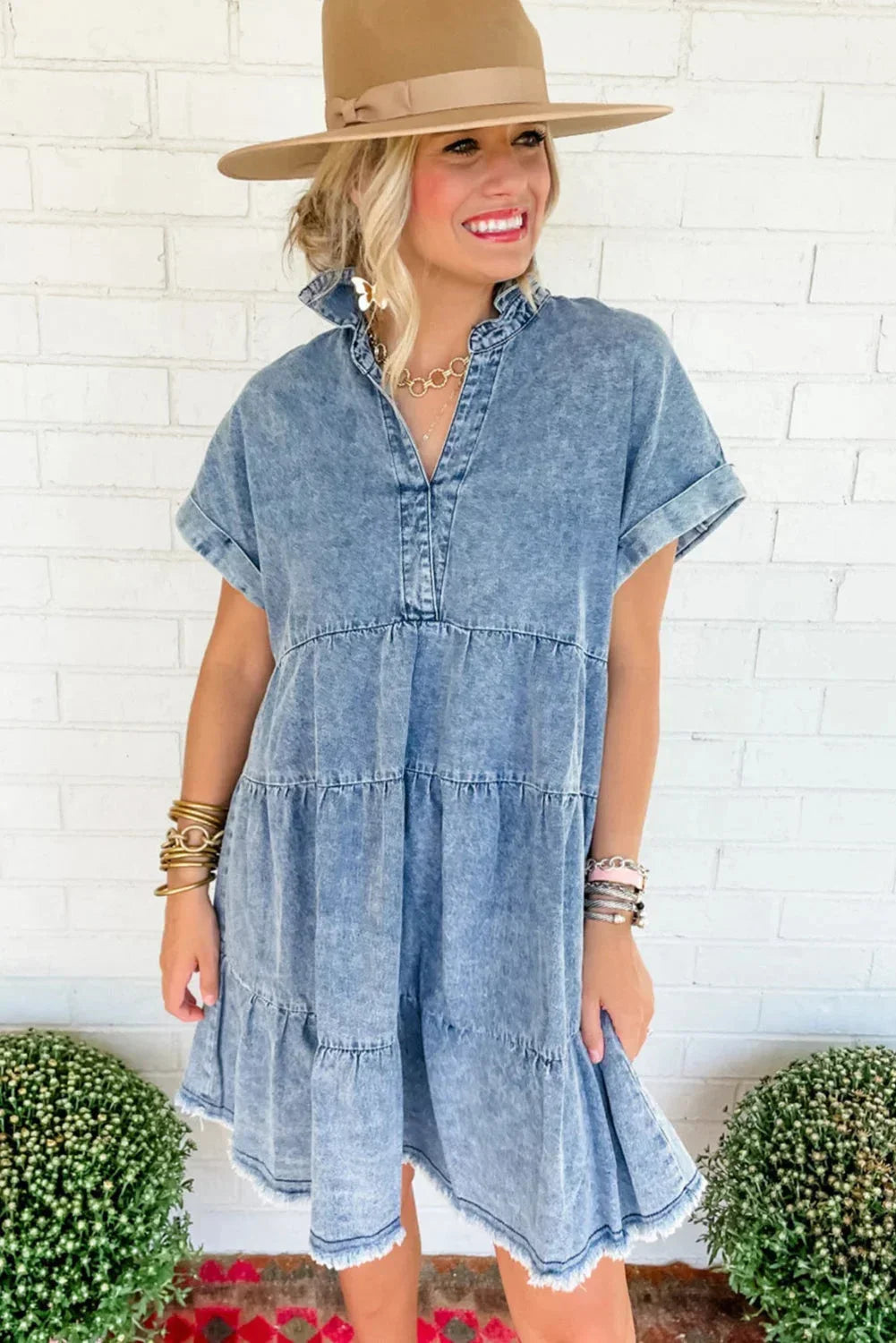 Robe courte en denim délavé, col V, manches courtes, idéale pour l'été avec sa coupe décontractée et tissu léger.