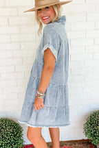 Robe courte en denim délavé, col V, manches courtes, idéale pour un look décontracté estival. Confortable et légère.