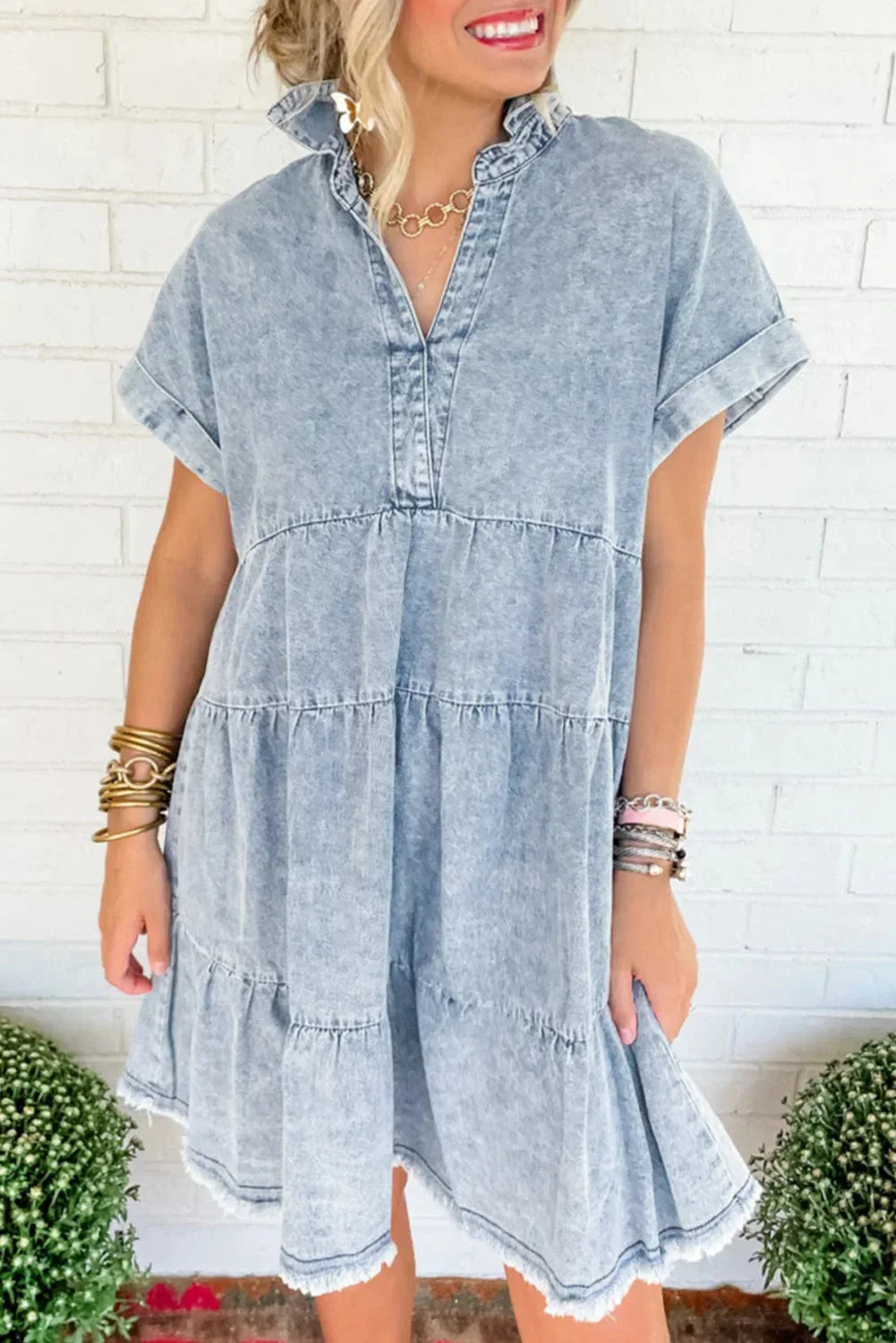 Robe courte en denim délavé, col V, manches courtes, idéale pour un style décontracté et confortable en été.