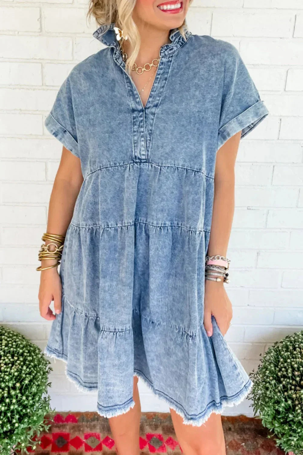 Robe courte en denim délavé, col V, manches courtes, parfaite pour un look décontracté en été.