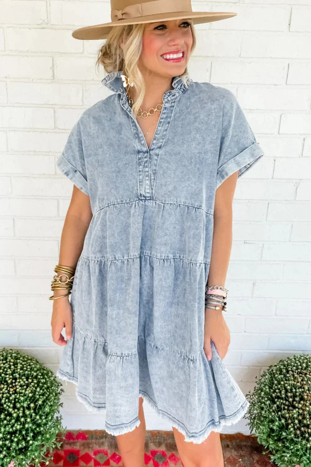Robe courte en denim délavé, col V, manches courtes, idéale pour un confort décontracté durant l'été.
