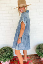 Robe courte en denim délavé, col V, manches courtes, idéale pour un look décontracté et estival.