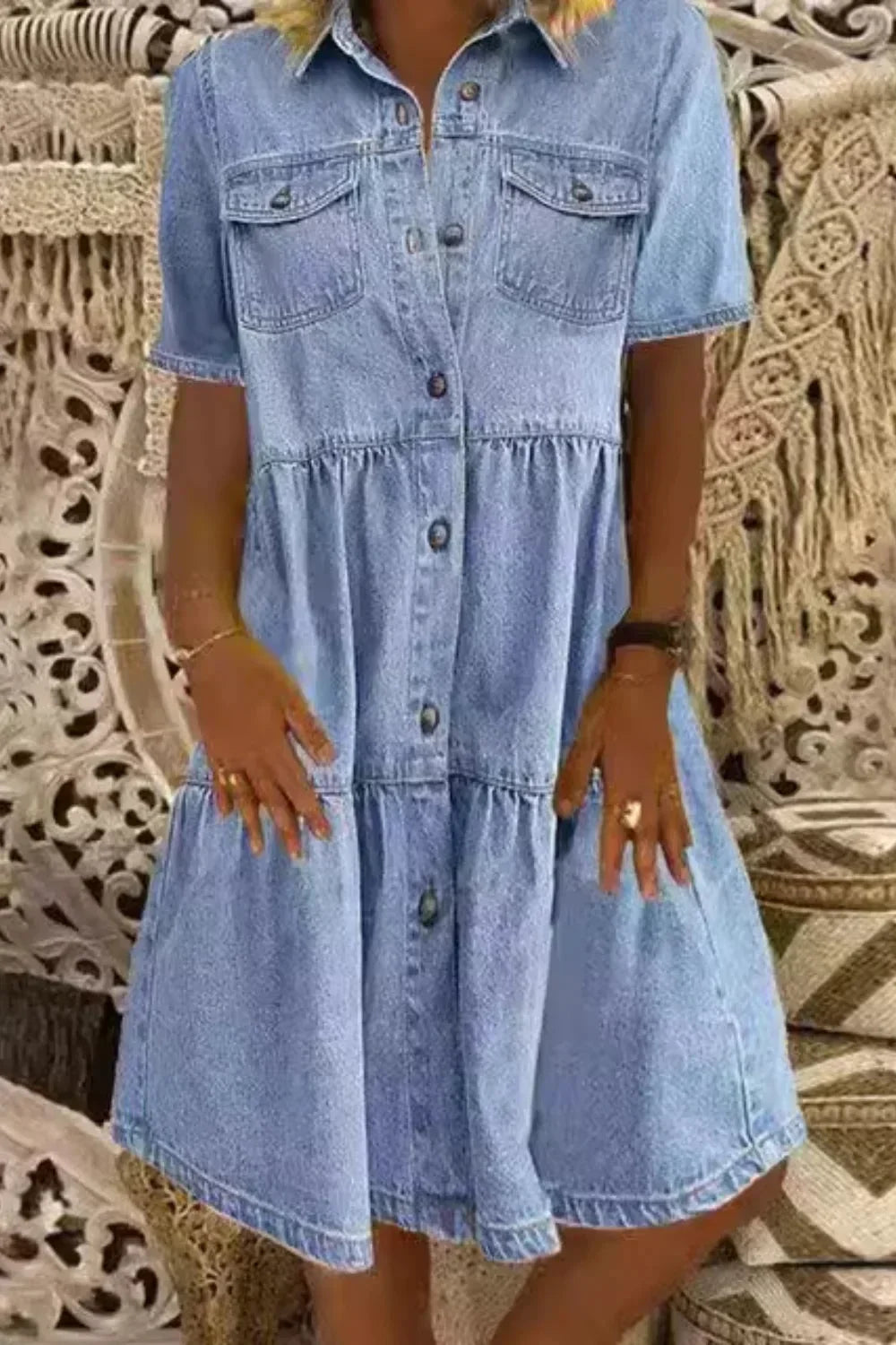 Robe courte en denim avec manches courtes, poches pratiques et fermeture boutonnée, idéale pour un style décontracté.
