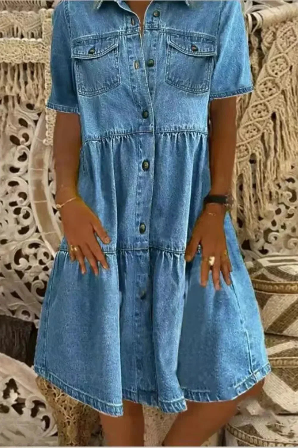 Robe courte en denim, manches courtes, avec poches pratiques et boutonnière sur le devant pour un look décontracté.