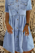 Robe courte en denim, manches courtes, avec poches et fermeture boutonnée sur le devant, parfaite pour un look décontracté.